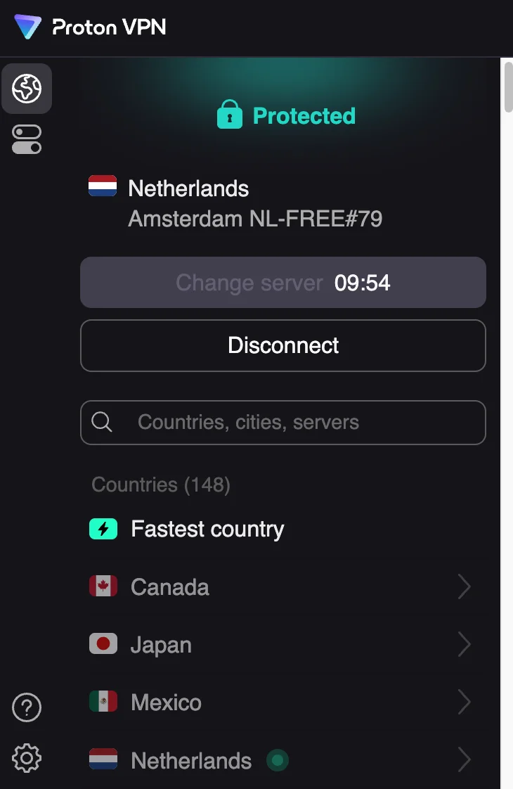 Extensia ProtonVPN conectată la serverul gratuit NL-FREE din Amsterdam, cu statusul Protected